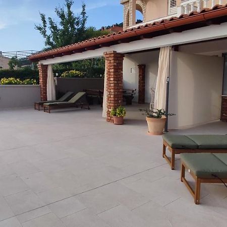 Mundanije Apartments Tinjarosa מראה חיצוני תמונה